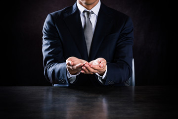 両手を差し出すビジネスマン