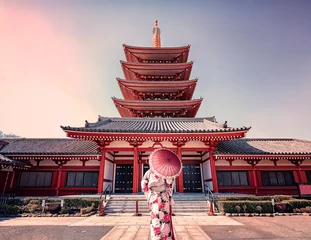 Fotobehang Tokio Meisje met traditionele kleding in Senso-ji tempel in Asakusa, Tokyo