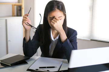 Young businesswomen have migraine headaches while working in the office.