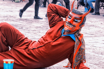 Diablo acostado en la zona peatonal