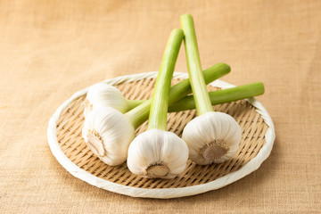 笊に盛った生にんにく