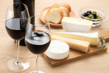 チーズの盛合せとワイン