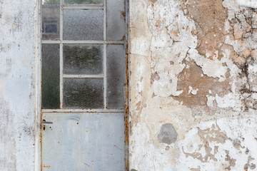 Puerta y pared casa antigua