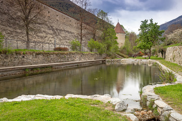 Fototapeta premium Kleine mittelalterliche Stadt Glurns im Vinschgau, Südtirol