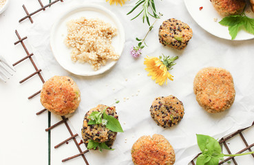 Quinoa Burger Bratling Bratlinge Tisch Brett Vegan Vegetarisch