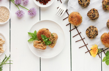 Quinoa Burger Bratling Bratlinge Vegan Tisch Teller overhead
