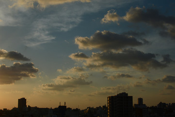 都会のオレンジ色の夕焼け