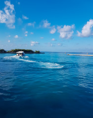 Weißer Sand und Türkises Wasser am Indischen Ozean Strand auf den Malediven