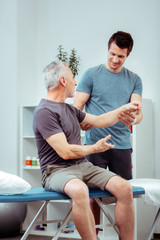 Obraz premium Nice senior man speaking with his nurse