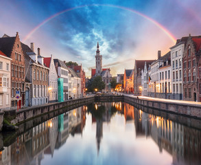 Obraz premium Kanały Brugii z tęczą, Belgia