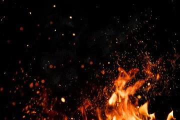 Abwaschbare Fototapete Feuer Detail der Feuerfunken auf schwarzem Hintergrund isoliert