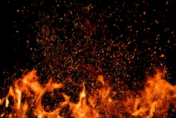Foto op Plexiglas Detail van vuurvonken geïsoleerd op zwarte achtergrond © Jag_cz