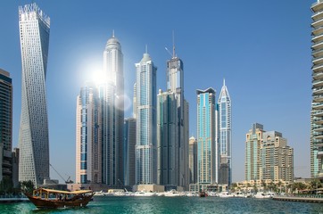 Marina Dubai im Gegenlicht