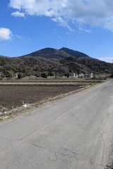 筑波山 ／ 日本百名山、日本百景、関東の富士見百景、日本の地質百選に選定されている、標高877mの筑波山です。男体山と女体山の２つの峰を持ち、古くから信仰の山として栄えてきました。