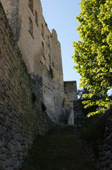 Fototapeta premium Entrée du château de Lacoste par le village