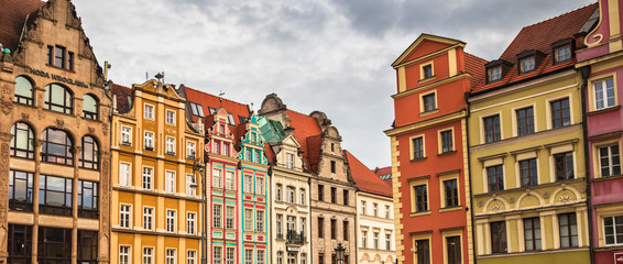 Obraz premium Old colorful buildings on a market square (rynek) in a old town Wroclaw, city with the most colorful Market squares.