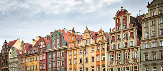 Obraz premium Old colorful buildings on a market square (rynek) in a old town Wroclaw, city with the most colorful Market squares.