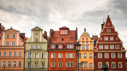Fototapeta premium Stare kolorowe kamienice na rynku na starym mieście Wrocław, miasto z najbardziej kolorowymi placami.