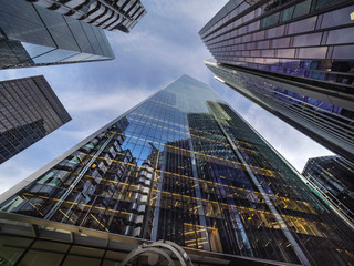 Wolkenkratzer in der &quot City&quot von London, einem der führenden Zentren des globalen Finanzwesens, in Aussicht von unten.