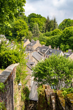 Moncontour. Toits du village ancien.