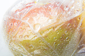 Bolsa de plástico llena de gotas de agua y en cuyo interior hay manzanas