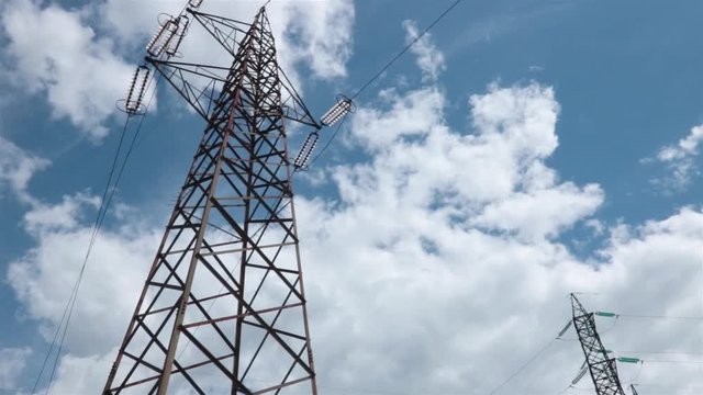 pylons, vertical panning shot