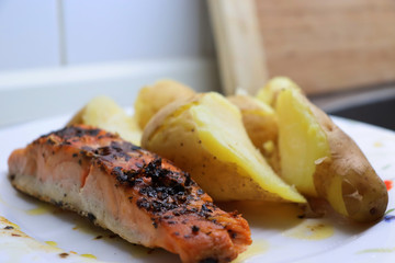 Fisch (Lachs) mit Kartoffeln