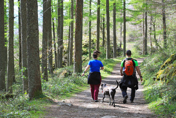 senderistas pareja con perro practicando senderismo país vasco monte urbia 4M0A1427-as19