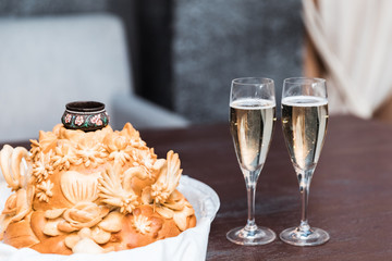 White round spacing wedding loaf and two glasses of champagne 