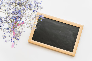 Flat lay with small chalkboard and flowers