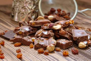 chocolate and nuts, sec raisins