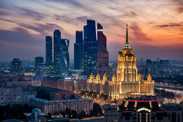 Poster Im Rahmen Luftaufnahme der Skyline der Stadt Moskau bei Sonnenuntergang, Moskau, Russland © R.M. Nunes