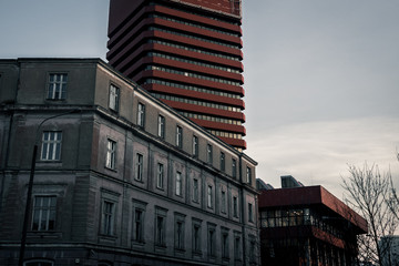 Widok z ulicy na budynki © ra