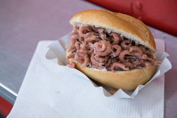 Nordseekrabben Brötchen als Fischbrötchen am Imbissstand auf Fischmarkt