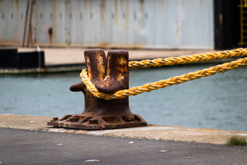 Hafen: Poller mit Tau