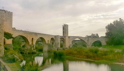 Fototapeta na wymiar Vue sur ancien pont médiéval en Espagne.