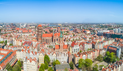Gdańsk - panorama z lotu ptaka. Zabytkowe kamienice starego miasta, wieża Muzeum Historycznego i...