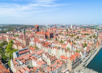 Krajobraz Gdańska z powietrza z Zieloną Bramą, starymi kamienicami, Bazyliką Mariacka i Nowymi zabudowaniami na horyzoncie.  © art08