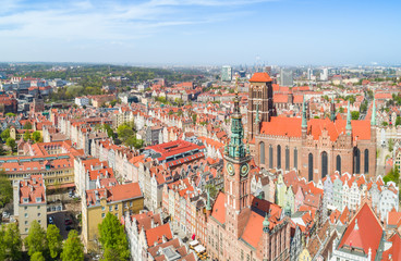 Stare miasto Gdańsk z wieża muzeum i Bazyliką Mariacką widziane z lotu ptaka. © art08