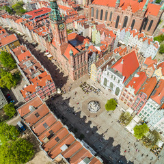 Długi Targ w Gdańsku z fontanną Neptuna widok z lotu ptaka. Turystyczna część miasta.