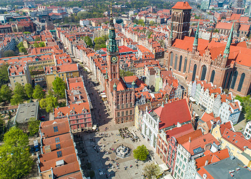 Gdańsk - widok z lotu ptaka na Długi Targ, fontannę Neptuna i wieżę muzeum. 