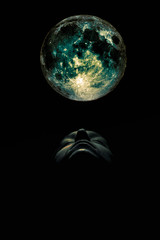 Mirando a la luna verde