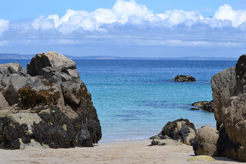 Fototapeta na wymiar Rochers sur la plage, plage de Bretagne, Pors Peron, Finistère, France