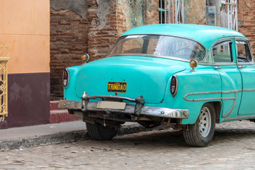 Obraz na płótnie Canvas Altes Auto in den Straßen von Trinidad, Kuba