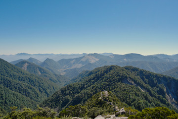 Fototapeta na wymiar Mountainbike Trail über Grüne Berggipfel