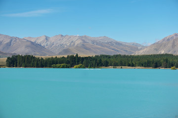 Blauer See vor Gebirgskette 