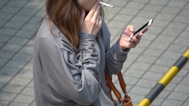 喫煙　女性　スーパースローモーション　8倍速