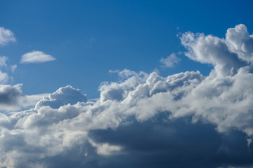 Dramatische Wolken an blauem Himmel