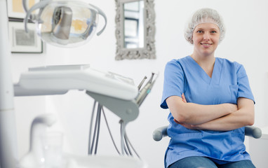 Obraz premium Woman dentist with arms crossed at clinic