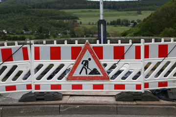 Obraz premium Fencing on the road due to construction